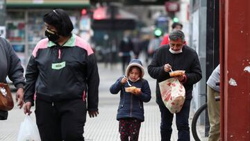 Osvaldo Curahua eats next to his daughter Maria a ration of stew in a plastic container he received at a soup kitchen organized at the Caacupe church, during the coronavirus disease (COVID-19) outbreak, in Buenos Aires, Argentina July 23, 2020. Picture taken July 23, 2020. REUTERS/Agustin Marcarian