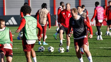 Bayern y PSG chocan en un encuentro entre dos clubes que han quedado a deber en la presente temporada de la UEFA Champions League.