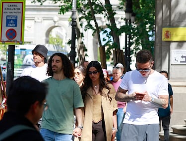 Marc Cucurella, Claudia Rodríguez, Enzo Fernández, João Pedro y su pareja, Khadije Skandar, pasean por las calles de la Madrid.