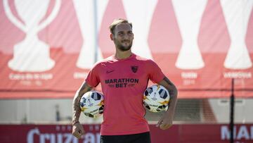 Gudelj, que apunta a titular esta noche, posa con el balón de la competición.