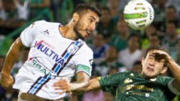 Miguel Martínez cabecea el balón durante la final de la campaña pasada entre Querétaro y Santos.