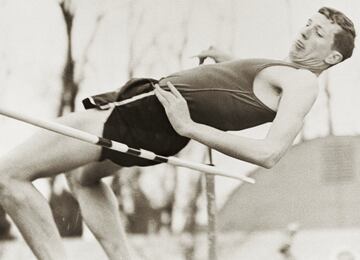 El 20 de octubre de 1968, el mundo contempl¨® con asombro c¨®mo un joven estadounidense de 21 a?os, Richard Fosbury, superaba el list¨®n en la final del salto de altura de los Juegos Ol¨ªmpicos de M¨¦xico, salv¨¢ndolo de espaldas, un estilo in¨¦dito en el atletismo hasta ese momento. Aquel salto aparentemente antinatural revolucion¨® la especialidad. Fosbury gan¨® el oro con una marca de 2,24. Y ya nada fue igual en el atletismo. En los siguientes Juegos, en M¨²nich 1972, 28 de los 40 saltadores ya utilizaron el estilo Fosbury, que se fue imponiendo hasta dejar el rodillo ventral en el recuerdo. Curiosamente, el americano no logr¨® clasificarse, lo que precipit¨® su retirada a los 25 a?os. Nunca sobrepas¨® su marca, pero su revoluci¨®n qued¨® para siempre. El 12 de marzo, Dick Fosbury falleci¨® en Salt Lake City a los 76 a?os. Un atleta eterno.