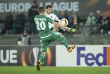 El jugador del Valencia, el argentino Pablo Piatti, lucha por el balón contra el defensa del Rapid de Viena, el autriaco Maximilian Hofmann