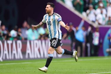 Argentina 1-0 Arabia Saudí | Lionel Messi anotó el primer tanto para Argentina desde los once metros. El colegiado tras revisar con el VAR un agarrón a Paredes señaló la pena máxina. EL '10' no falló. 