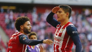 Ronaldo Cisneros festeja su gol contra Toluca