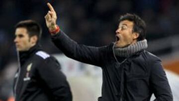 El entrenador del Celta de Vigo, Luis Enrique Martínez, da instrucciones a sus jugadores en su partido ante la Real Sociedad, de la decimocuarta jornada de liga en Primera División de Liga disputado hoy en el estadio de Anoeta de San Sebastián.