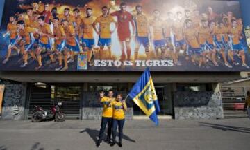 Aficionados a las afueras del Estadio Universitario.