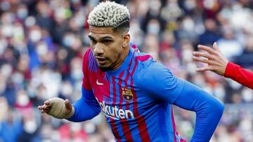 Araújo encabeza la larga lista de ausencias en defensa