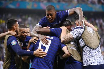 1-1. Karim Benzema celebra el primer gol.