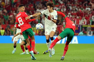 Doha (Qatar), 10/12/2022.- Azzedine Ounahi (L) and Hakim Ziyech (R) of Morocco in action against Joao Felix of Portugal during the FIFA World Cup 2022 quarter final soccer match between Morocco and Portugal at Al Thumama Stadium in Doha, Qatar, 10 December 2022. (Mundial de Fútbol, Marruecos, Catar) EFE/EPA/Friedemann Vogel
