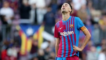 Soccer Football - LaLiga - FC Barcelona v Real Madrid - Camp Nou, Barcelona, Spain - October 24, 2021 FC Barcelona's Sergio Busquets looks dejected after the match REUTERS/Albert Gea