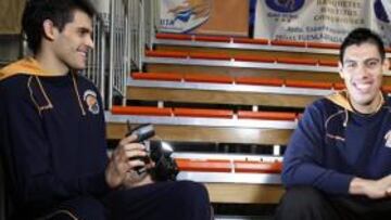 <b>ACAPARA LOS FLASHES. </b>Leo Mainoldi alumbra con los focos a su compañero Gustavo Ayón.