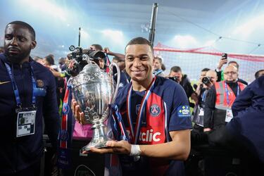 Kylian Mbappé, consigue la Copa de Francia con el PSG tras ganar al Olympique de Lyon.