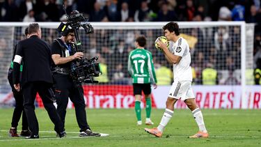 El jugador del Real Madrid, Gonzalo García, besa el balón con el que ha marcado su primer hat trick con el Real Madrid.  
