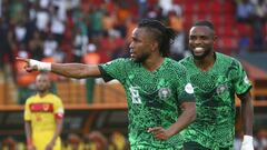 Lookman, delantero de Nigeria, celebra su gol a Angola.