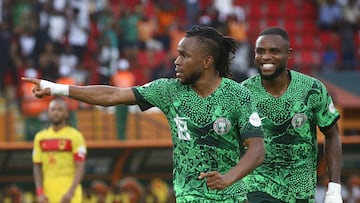 Lookman, delantero de Nigeria, celebra su gol a Angola.