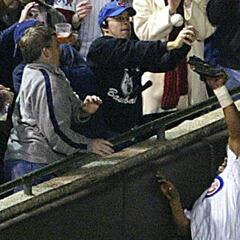 Los Cubs le entregan anillo de Serie Mundial a Steve Bartman