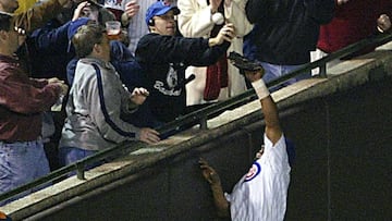 Los Cubs le entregan anillo de Serie Mundial a Steve Bartman