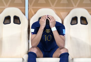 Kylian no aguanta las lágrimas en el banquillo tras la final de la Copa Mundial de la FIFA Qatar 2022 entre Argentina y Francia en el estadio de Lusail el 18 de diciembre de 2022.