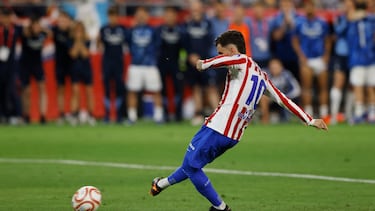 Soccer Football - Copa del Rey - Final - Atletico Madrid v Real Sociedad - Estadio de La Cartuja, Seville, Spain - April 18, 2026 Atletico Madrid's Alex Baena scores a penalty during the penalty shootout REUTERS/Marcelo Del Pozo