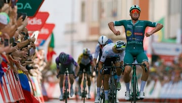 MONFORTE DE LEMOS (LUGO), 07/09/2025.- El ciclista danés Mads Pedersen, de Lidl-Trek, celebra su victoria en la decimoquinta etapa de la Vuelta ciclista a España disputada este domingo entre Vegadeo (Asturias) y Monforte de Lemos (Lugo) sobre un recorrido de 167,8 kilómetros. EFE/ Javier Lizón