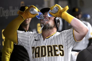 El bateador de los Padres de San Diego Luke Voit bebe agua, con dos botellas a la vez, en el partido de béisbol que enfrentó a su equipo y a los Mets de Nueva York en el estadio Petko Park de San Diego (California). El exjugador de los Yankees y los Cardinals necesitó mucha hidratación tras completar una carrera durante la octava entrada del partido.