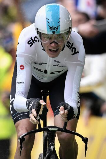 El Sky y su nuevo maillot han desatado la pol¨¦mica en el Tour de Francia. Cuatro ciclistas del equipo brit¨¢nico, entre ellos Froome y Thomas, ha comenzado a usar un tejido especial llamado vortex que seg¨²n los equipos FDJ y BMC son ilegales. Ambos ya presentaron una reclamaci¨®n que fue desestimada por los comisarios por falta de pruebas y que est¨¢ siendo estudiada por la UCI (Uni¨®n Ciclista Internacional).
Fred Grapp¨¦, t¨¦cnico de desarrollo del FDJ, defendi¨® la legalidad del tejido: "El vortex, con ese perfil rugoso de bolitas, genera un 5% o 7% m¨¢s de penetraci¨®n del aire, as¨ª que los corredores producen unos 30 vatios extras y logran una ventaja de al menos 25 segundos?.
El reglamento de la UCI proh¨ªbe cualquier a?adido a los maillots que mejore su aerodin¨¢mica. El Sky no ve irregularidades en el tejido y asegura que no es un elemento a?adido, sino de la propia concepci¨®n de los maillots, que han sido homologados por la UCI.
Este lunes L'Equipe dedicaba su portada al uso del vortex: "Exceso de velocidad. El Sky acusado de tramposo"