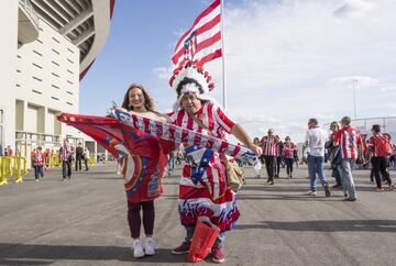 Desde las 10:00 de la ma?ana los aficionados atl¨¦ticos celebran el estreno del nuevo estadio rojiblanco Wanda Metropolitano en los alrededores del estadio.