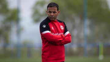 Javi Calleja, entrenador del Deportivo Alavés, dirige una sesión de entrenamiento.