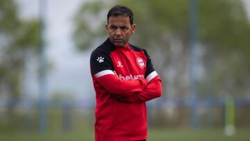 Javi Calleja, entrenador del Deportivo Alav&eacute;s, dirige una sesi&oacute;n de entrenamiento.