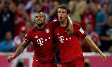 Arturo Vidal abraza a Thomas Müller tras su tanto contra Hamburgo.