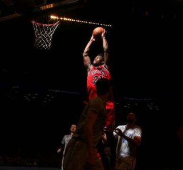 Jimmy Butler se lanza a hacer un mate contra los Brooklyn Nets.