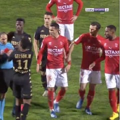 La increíble roja al ex del Atleti Gelson Martins por empujar sin parar al árbitro... Robert Moreno ni se lo cree