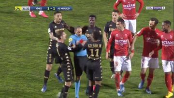La incre¨ªble roja al ex del Atleti Gelson Martins por empujar sin parar al ¨¢rbitro... Robert Moreno ni se lo cree