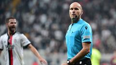 Mateu Lahoz, &aacute;rbitro espa&ntilde;ol, dirige el partido de Champions League entre Besiktas y Borussia Dortmund.