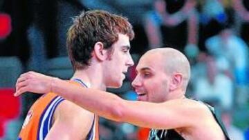 Claver saluda a Albert Oliver.