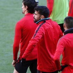 Costa, Savic, Vrsaljko y Carrasco, en el XI frente al Valencia