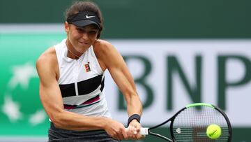 La tenista rusa Natalia Vikhlyantseva devuelve una bola durante su partido ante Angelique Kerber en el BNP Paribas Open de Indian Wells 2019.