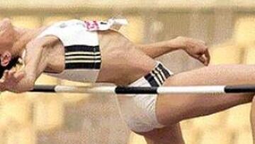 <b>ACABA DE ROMPER UNA BARRERA COLOSAL.</b> Los dos metros en altura. Una frontera histórica. Ruth Beitia ya se ve luchando por las medallas dentro de un mes, en París, pero se aferra al suelo, a la modestia.