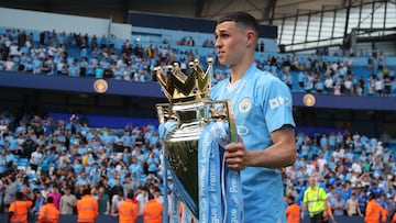 Manchester (United Kingdom), 19/05/2024.- Manchester City's Phil Foden poses with the Premier League championship trophy, the fourth consecutive won by City, after the English Premier League soccer match of Manchester City against West Ham United, in Manchester, Britain, 19 May 2024. (Liga de Campeones, Reino Unido) EFE/EPA/ASH ALLEN EDITORIAL USE ONLY. No use with unauthorized audio, video, data, fixture lists, club/league logos, 'live' services or NFTs. Online in-match use limited to 120 images, no video emulation. No use in betting, games or single club/league/player publications.
