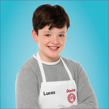 El peque?o Lucas comenzar¨ªa a cocinar hace apenas unos meses, siendo lo primero que ha hecho un caldo de verduras con su madre. Tambi¨¦n admite que la primera tortilla que hizo le cost¨® pero ahora se le da genial. Su favorito, la pizza. Le gustar¨ªa retar a sus compa?eros a cocinar con bichos, y su aspirante favorito es Mario Vaquerizo.