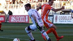 El jugador de Cobreloa Lucas Simon, disputa el balon con Nicol&aacute;s Peranic de Melipilla, durante el partido de primera B disputado en el estadio Zorros del Desierto de Calama.