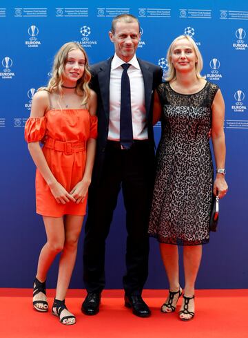 El presidente de la UEFA Aleksander Ceferin posa con su mujer, Barbara y su hija antes del sorteo. 