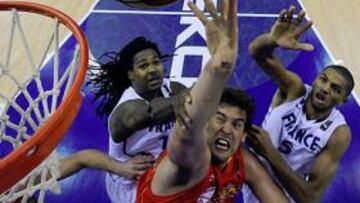 <b>FRENADO EN SECO. </b>El ex madridista Gelabale y Nicolas Batum intentan frenar como pueden a Marc Gasol bajo el tablero del equipo francés.