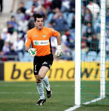 En junio de 2003 es fichado por el Betis, donde permaneci車 hasta 2007.