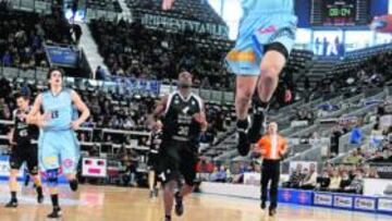 <b>LA FUERZA DE CANER-MEDLEY. </b>El alero estadounidense del Estudiantes machaca el aro bilbaíno.