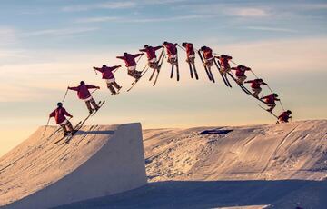 Sesión de saltos al atardecer en el Snowpark Sulayr, en Sierra Nevada, durante el Día de Andalucía 2019.