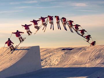 Sesión de saltos al atardecer en el Snowpark Sulayr, en Sierra Nevada, durante el Día de Andalucía 2019.