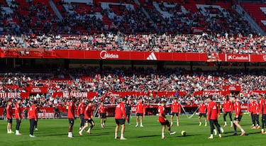 Los jugadores del Sevilla entrenan en un Sánchez Pizjuán lleno para darles ánimo para el derbi de mañana contra el Betis.
