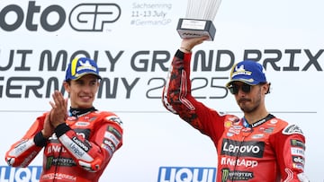 Cara de circunstancias de Pecco en el podio, como tercero, a la iquierda de Márquez.